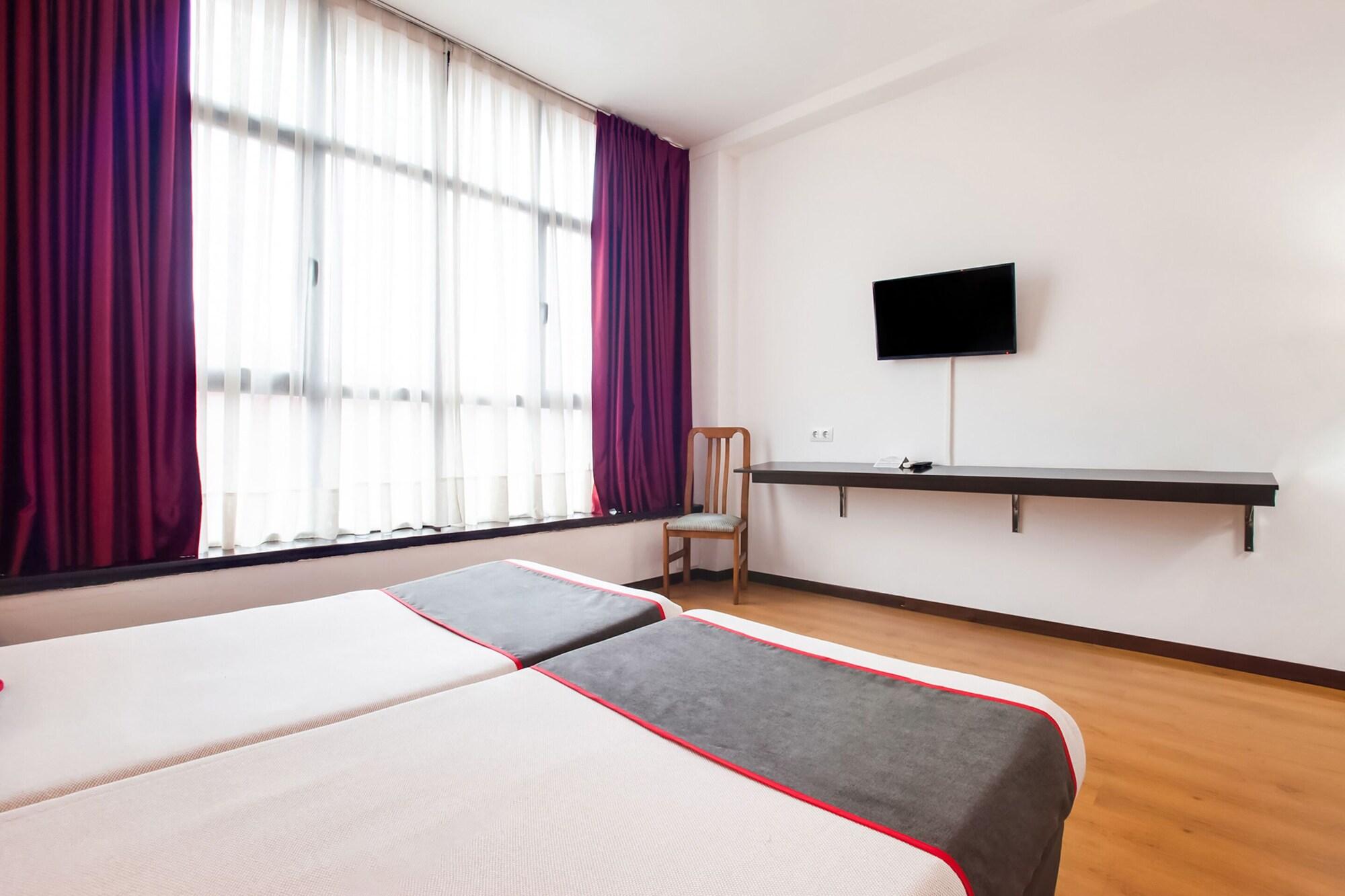 Oyo Hotel Parque Empresarial 阿维莱斯 外观 照片