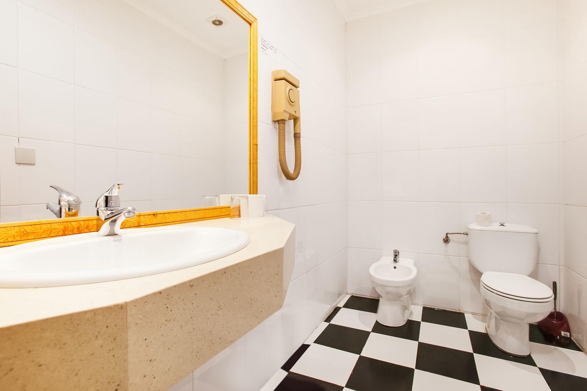 Oyo Hotel Parque Empresarial 阿维莱斯 外观 照片